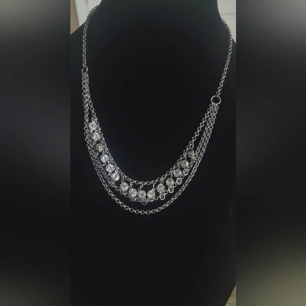 Lovely Multi strand Silver Tone Necklace.🌴